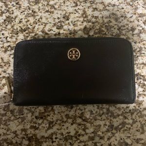 MAKE AN OFFER!!! Tory Burch Robinson wallet.